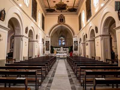Il luogo di culto si presenta scandito in tre navate divise da otto possenti archi in muratura e terminante in un�ampia abside centrale segnata da eleganti costoloni